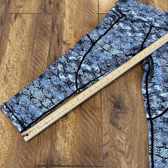 Zyia Active Cobra Metallic Pocket Light n Tight Hi-Rise Capri 6-8 - Picture 9 of 13